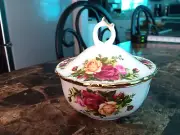 VTG Old Country Roses by Royal Albert trinket /powder box with lid NEW.