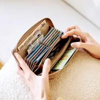 在飛比找momo購物網優惠-【CHENSON】真皮 12卡風琴卡層包覆式長夾 錢包 零錢