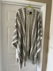 NWT Avenue One Size Wrap Gray White