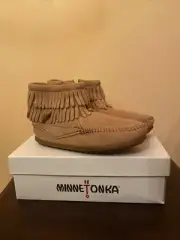 NWT Minnetonka Double Fringe Tan/Beige Ankle Boots - Size 1