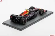 1:18 SPARK Red Bull F1 Rb19 #11 Winner Azerbaijan Gp 2023 Perez +Showcase 18S897