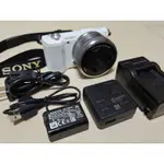 配件齊全，白色SONY A5100 微單眼相機，一機一鏡 KIT組。非 NEX 5T 5R A5000 ZV-E10