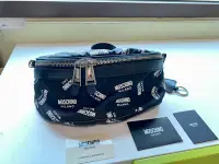 在飛比找Yahoo!奇摩拍賣優惠-美品Moschino logo bag 腰包 斜背包