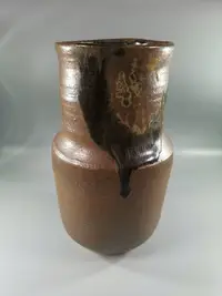 在飛比找樂天市場購物網優惠-日本 葛生窯 吉川富雄作 鐵釉壺 花瓶 花入，鐵釉斑駁從瓶口