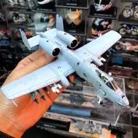 在飛比找蝦皮購物優惠-合金飛機A-10攻擊機雷電II疣豬成品金屬模型帶武器支架起落