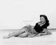 ACTRESS PAULETTE GODDARD - 8X10 PUBLICITY PHOTO (DD287)