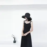 在飛比找ETMall東森購物網優惠-復古露肩收腰法式修身顯瘦女赫本風小黑裙吊帶性感氣質夏季連衣裙