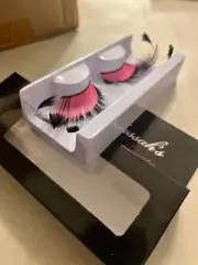 Quality EYELASHES - Priscilla Extravagant - black & pink with feather extensions