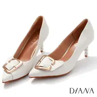 在飛比找momo購物網優惠-【DIANA】7 cm質感絲綢綿羊皮方釦造型鞋跟高跟鞋-漫步