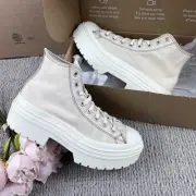 NEW Womens Size 9.5 Converse Chuck Taylor All Star Lugged Platform High Top Shoe