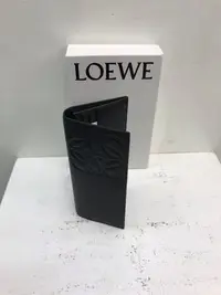 在飛比找Yahoo!奇摩拍賣優惠-Loewe 羅威 黑色 Logo 壓紋 全開式長夾 全新正品