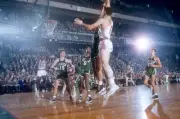 Al Bianchi Of The Syracuse Nationals Shoots Bob Cousy 1957 OLD PHOTO