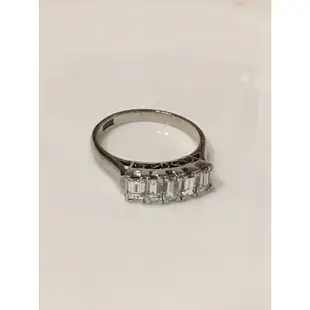 美麗的鑽石戒指 祖母綠切割 一克拉左右整隻戒指是鉑金Pt900