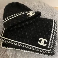 在飛比找PopChill優惠-[二手] chanel 全新毛帽圍巾組