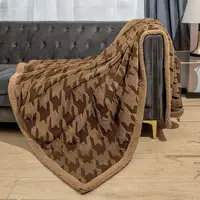 在飛比找松果購物優惠-法蘭絨雙層菱格紋嬰兒推車沙發毯居家保暖蓋毯 (4.1折)