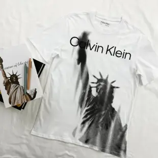 【Calvin Klein 凱文克萊】Calvin Klein 自由神像 短T 純棉 T恤 現貨 大尺碼 CK 短袖 上衣(短袖)