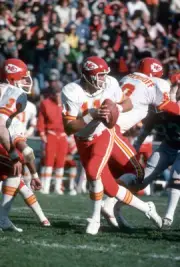 Tony Adams Kansas City Chiefs drops back to pass v the Oakland Rai- Old Photo 2