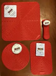 "Cerise" Set LE CREUSET Silicone Skillet Handle Sleeve Hot Pad Trivet Mat NWT