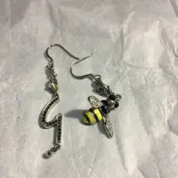 在飛比找蝦皮購物優惠-Agnes b 水鑽蜜蜂 logo吊飾 可拆925銀耳勾耳環