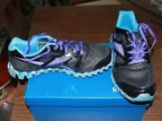 NIB REEBOK ZIGNANO FLY 2 J88647 YOUTH SIZE 5 BLACK/BLUE/PURPLE FREE SHIPPING
