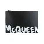 【ALEXANDER MCQUEEN】ALEXANDER MCQUEEN油漆白字LOGO男士小牛皮拉鍊手拿包(黑)