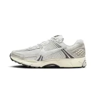 在飛比找Yahoo奇摩購物中心優惠-【NIKE】Zoom Vomero 5 休閒鞋 運動鞋 灰色