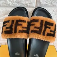 在飛比找PopChill優惠-[二手] FENDI 毛毛拖鞋+MSGM白上衣 （限定買家）