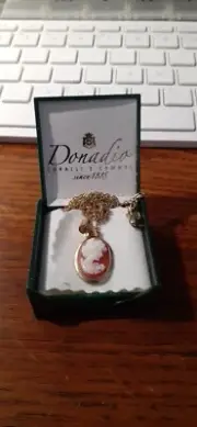 Gold Donadio Corralli E Cameo pendant with chain hand carved.