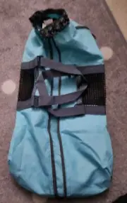 Hello Mow & Wow Pet Carrier small/ Medium, Teal. Cat or dog
