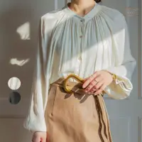 在飛比找momo購物網優惠-【SAS】法式優雅圓領泡泡袖緞面襯衫(2色可選 襯衫 長袖襯