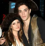 BEAUTIFUL SHENAE GRIMES & JOSH BEECH 8X10 PHOTO
