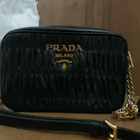 在飛比找PopChill優惠-[二手] PRADA 普拉達 金屬logo 抓皺小羊皮 斜揹