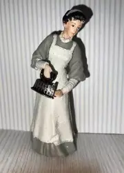 MINIATURE DOLLHOUSE 1:12 SCALE RESIN MAID IRONING - DP316