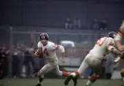 Football New York Giants Qb Ya Tittle Vs Green Bay Packers 1961 2 Old Photo