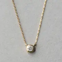 在飛比找momo購物網優惠-【ete】K18 經典單鑽包鑲鑽石項鍊-0.06ct(金色 
