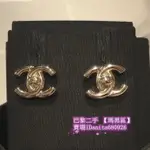 現貨+ CHANEL 消光金 素面 雙C LOGO 書包扣式造型 耳環AB5617