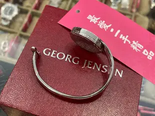 ☆最愛二手精品☆ GEORG JENSEN TORUN 喬治傑生朵蘭銀色圓形不鏽鋼鏡面手環手錶石英錶 C字開口腕錶 XG6484 337 XS