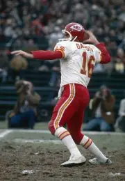 Quarterback Len Dawson Kansas City Chiefs drops back to pass at a- 1974 Photo