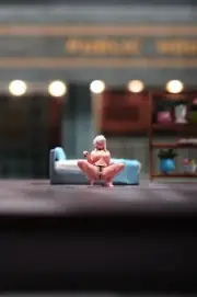 Resin 1/64 Scale Diorama Miniature Toys Figures Squatting Girl w/ Rope Mini Doll