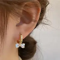 在飛比找momo購物網優惠-【Oni 歐妮】鋯石蝴蝶結 耳扣耳針穿式耳環耳釘耳骨環 耳飾