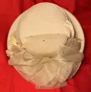 SHE'S LINE Women’s Hat Beige DressyNew York Vintage With feathers & bow on back