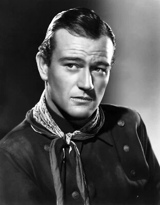 JOHN WAYNE IN "STAGECOACH" - 8X10 PUBLICITY PHOTO (MW436)