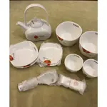 《茶工坊》百貨品牌：番茄圖騰茶具碗盆13件組(內含一個茶器，兩個深碗，兩個淺碗，兩個盆，兩個茶杯，兩個湯匙，兩個筷皿)