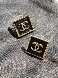 在飛比找Yahoo!奇摩拍賣優惠-Chanel 23s 皮革方塊耳針 在台現貨 $2xxxx