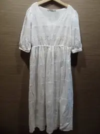 在飛比找Yahoo!奇摩拍賣優惠-Lovfee  白色蕾絲雕花連身洋裝 長洋裝 連身裙