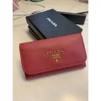 在飛比找蝦皮購物優惠-全新正品 PRADA 鑰匙包 1M0222 防刮十字紋 6鉤