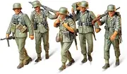 Tamiya German Machine Gun Crew On Maneuver Figurine Set