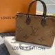 [二手] 全新LOUIS VUITTON LV ONTHEGO MM 大小字紋拼色手提包肩背包兩用包M45321