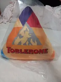 在飛比找Yahoo!奇摩拍賣優惠-【全新】瑞士三角巧克力 抱枕 TOBLERONE 約37*3