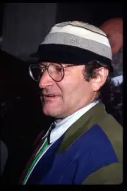 Actor Robin Williams attends the premiere of "Hook" December 8 .. Old Photo